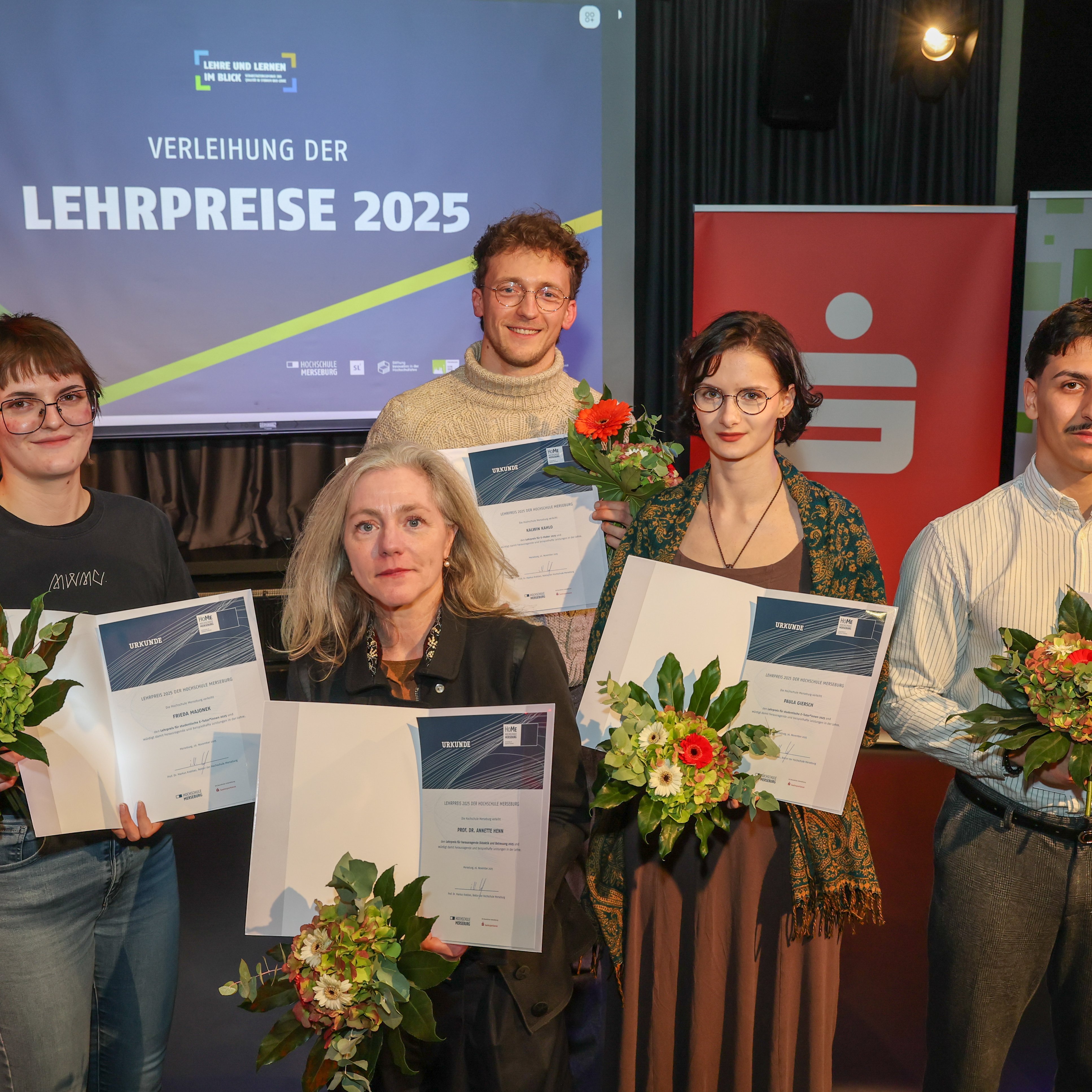 Preisträger*innen Lehrpreise 2025 Gruppe von Personen, die mit den Lehrpreisen ausgezeichnet wurde