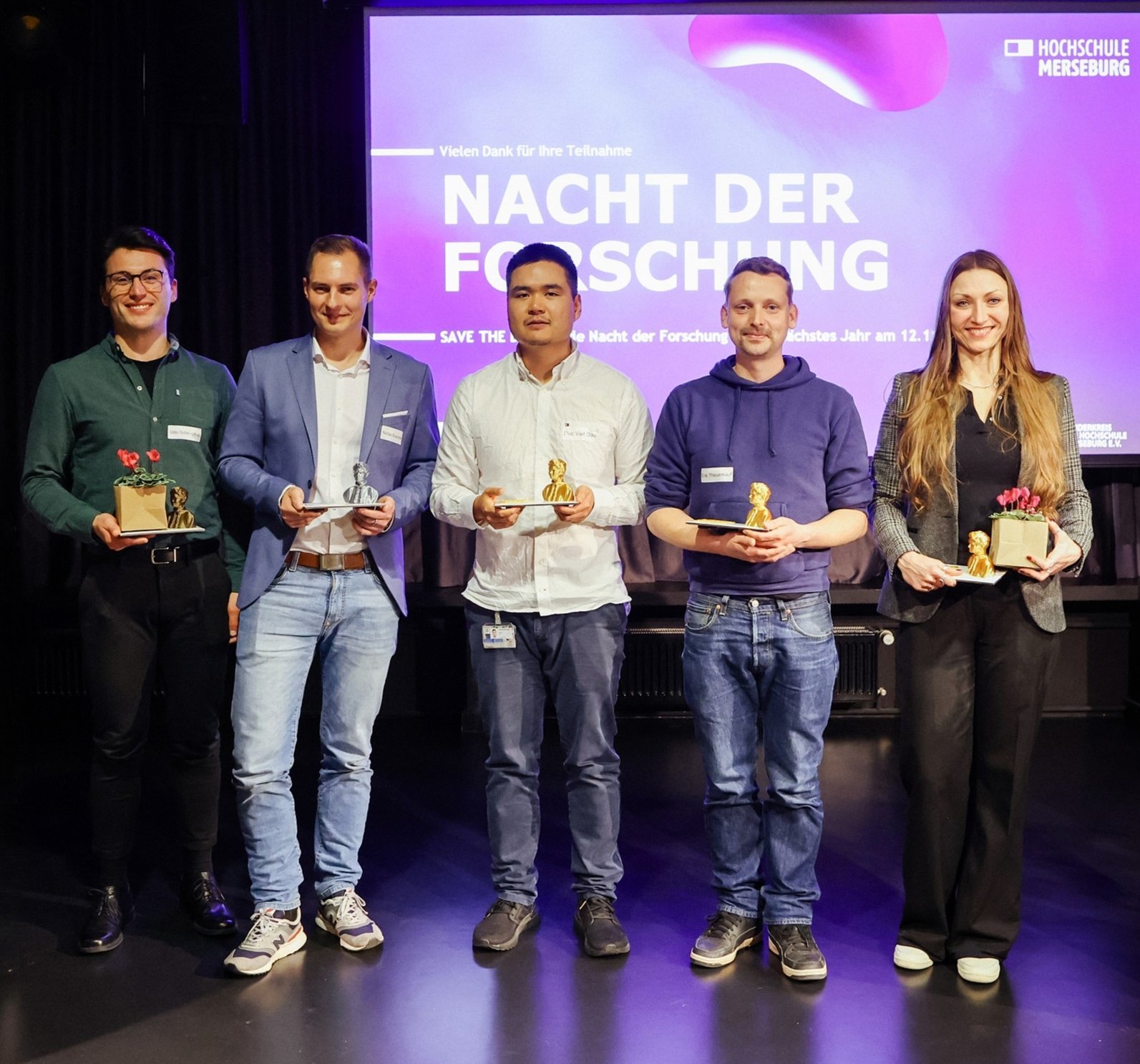 Nacht der Forschung 2025 5 Preisträger*innen nebeneinander aufgereiht