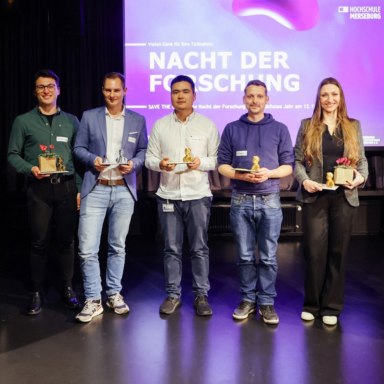 Gruppenbild Forschungspreis 2025 5 Preisträger im Theater am Campus