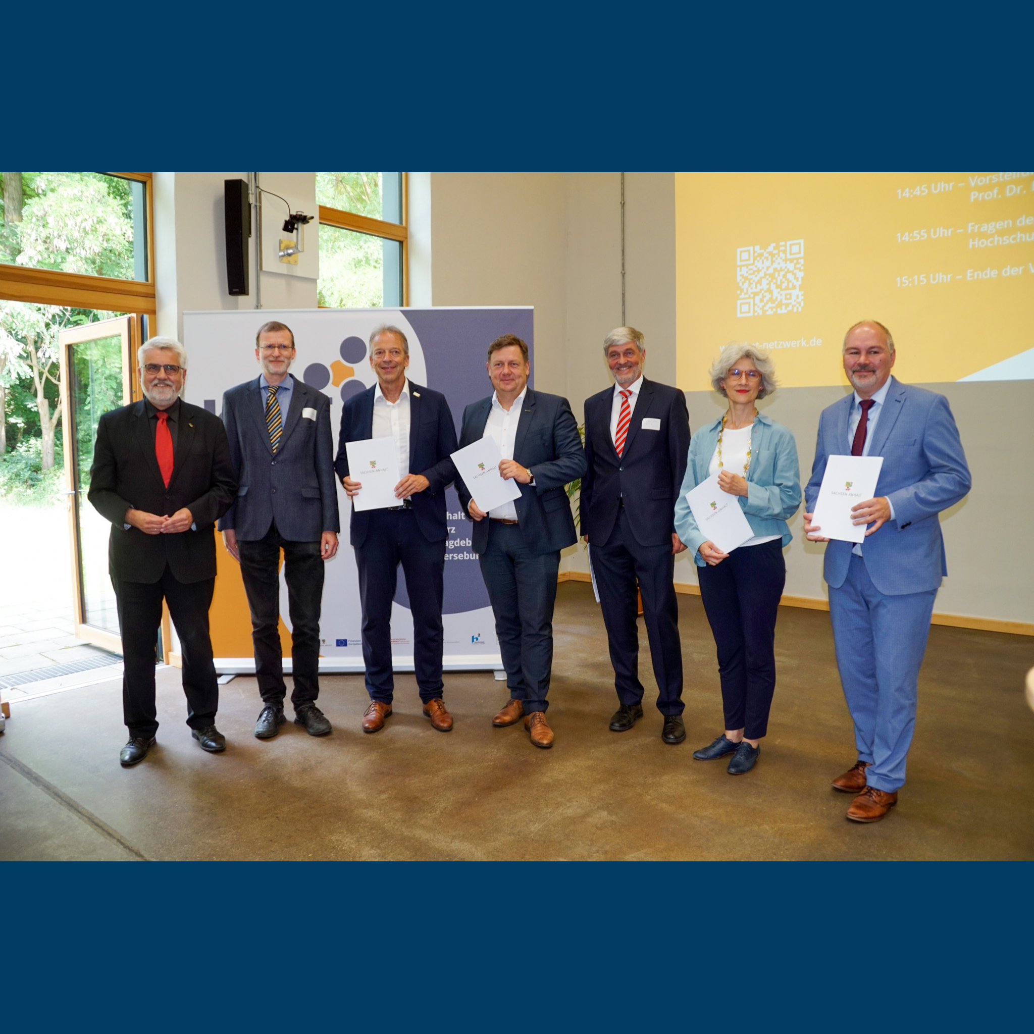 Wissenschaftsminister Prof. Dr. Armin Willingmann, Prof. Dr. Frieder Stolzenburg (Prorektor für Forschung und Chancengleichheit der Hochschule Harz), Prof. Dr. Folker Roland (Rektor der Hochschule Harz), Prof. Dr. Markus Krabbes (Rektor der Hochschule Merseburg), Prof. Dr. Markus Holz (Projektleiter KAT der Hochschule Anhalt), Prof. Dr. Manuela Schwartz (Rektorin der Hochschule Magdeburg-Stendal) und Prof. Dr. Jörg Bagdahn (Präsident der Hochschule Anhalt). Foto: Renate Geue