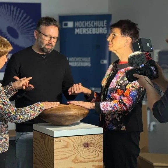Maximilian Werner vom MEL in Merseburg bringt zwei Besucherinnen die Technologien nahe Drei Personen testen Technologien aus
