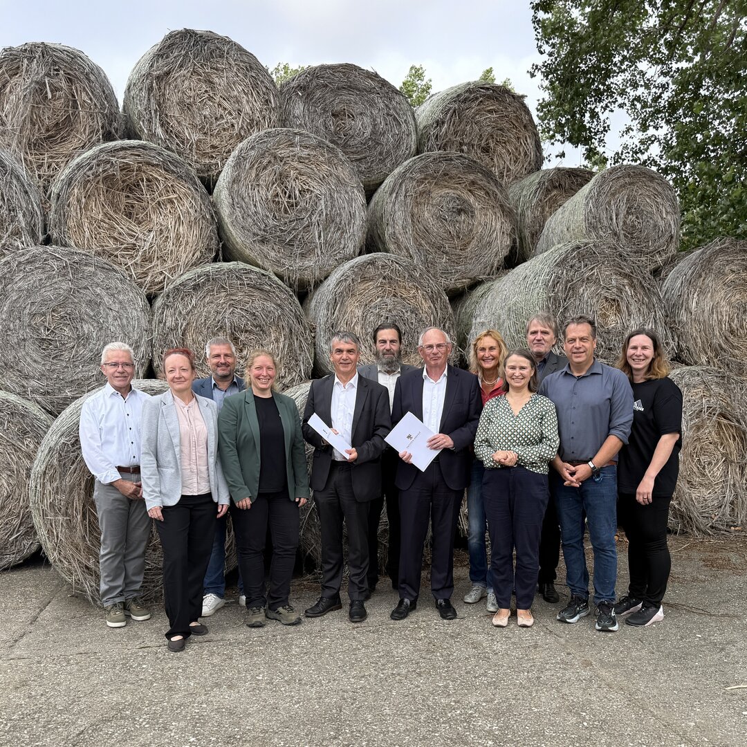 die Verantwortlichen der drei Projektpartner freuen sich über die Übergabe des Förderbescheides Gruppenfoto