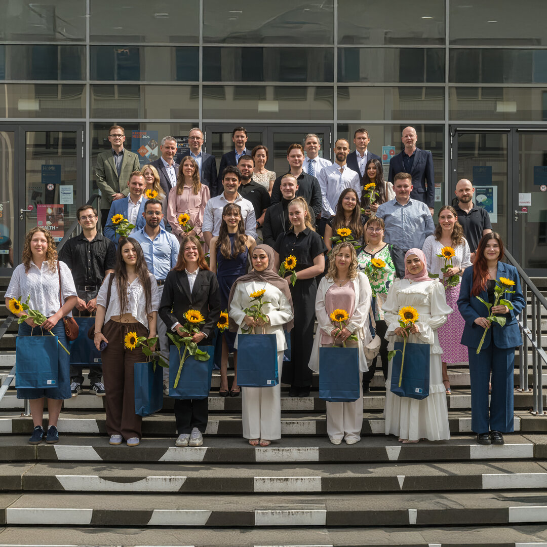Absolventenverabschiedung Wirtschaftswissenschaften und Informationswissenschaften Gruppenfoto