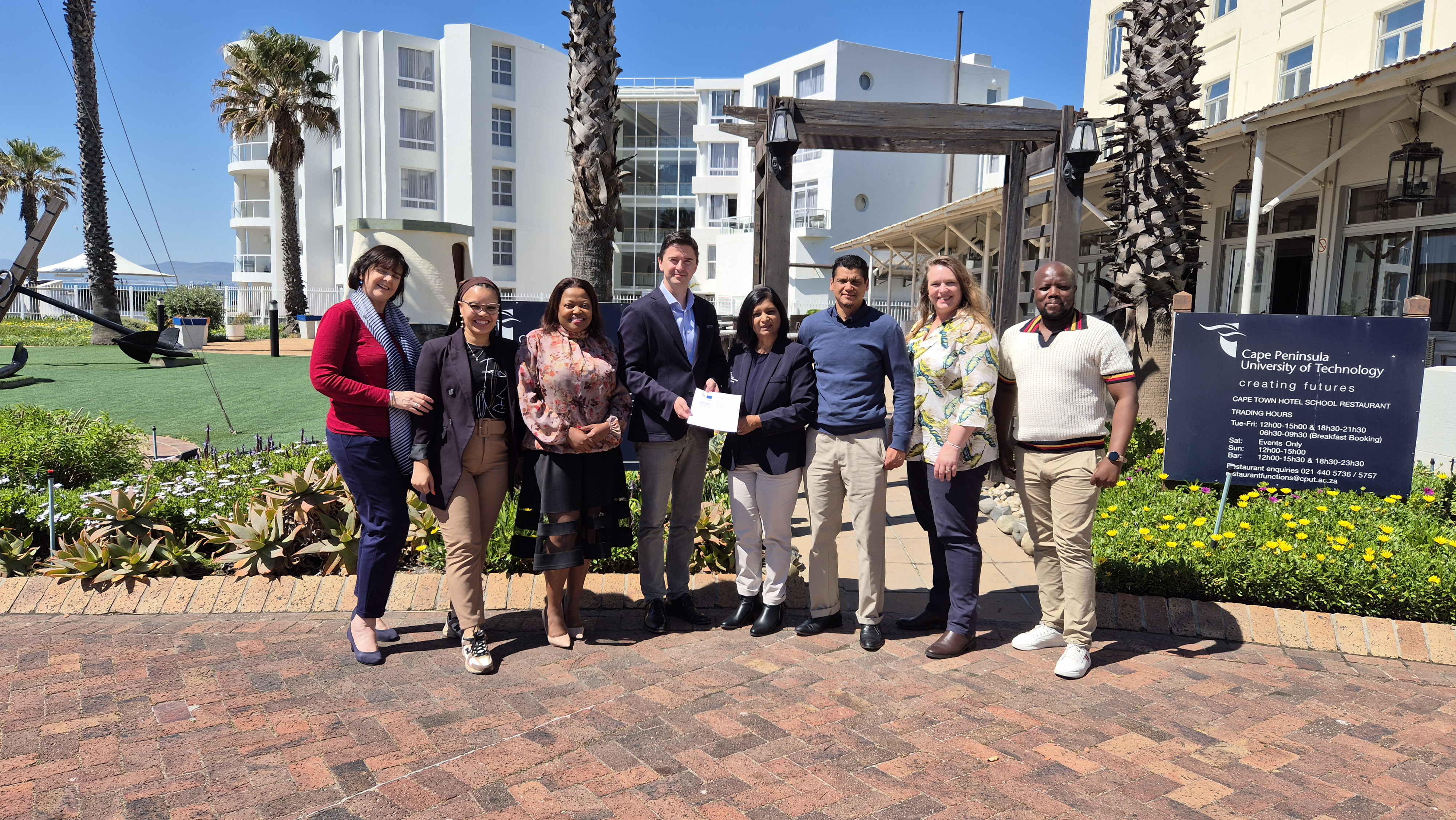 Kooperationspartner freuen sich über die Zusammenarbeit Gruppenfoto