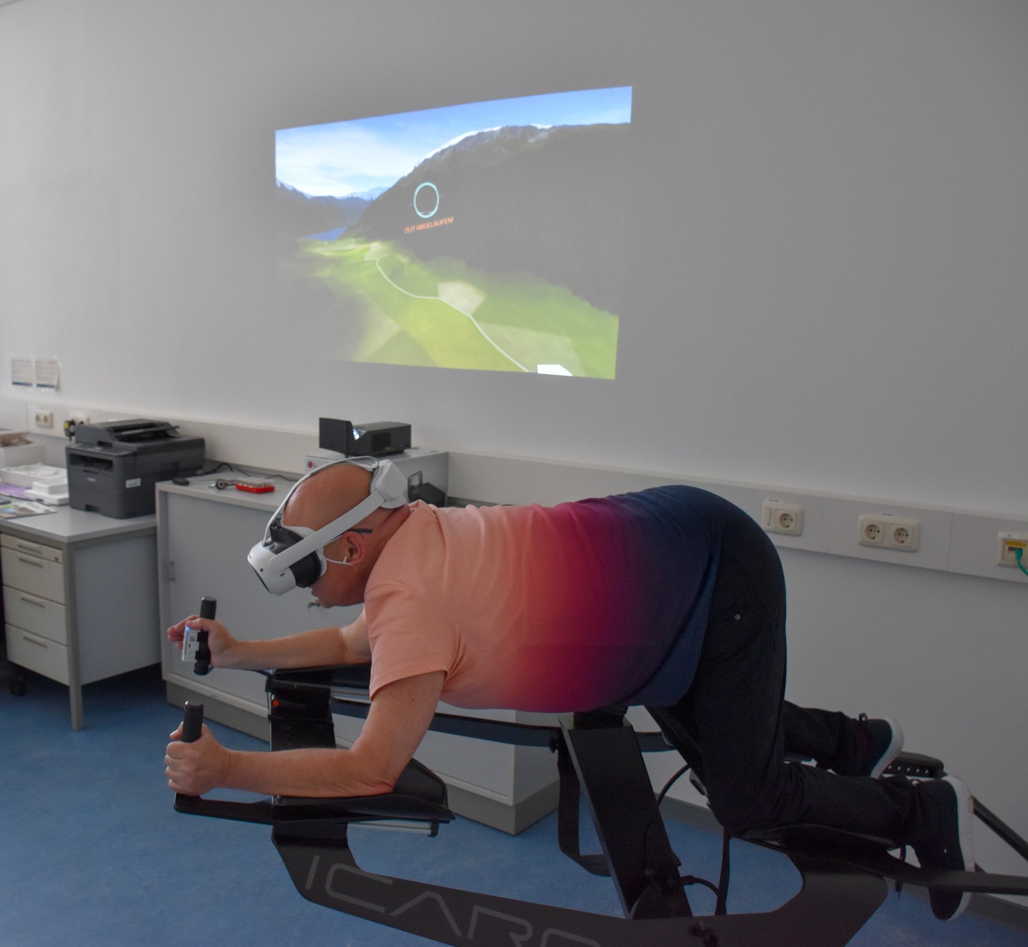 Icaros-Flugsimulator im Einsatz Mann testet Flugsimulator