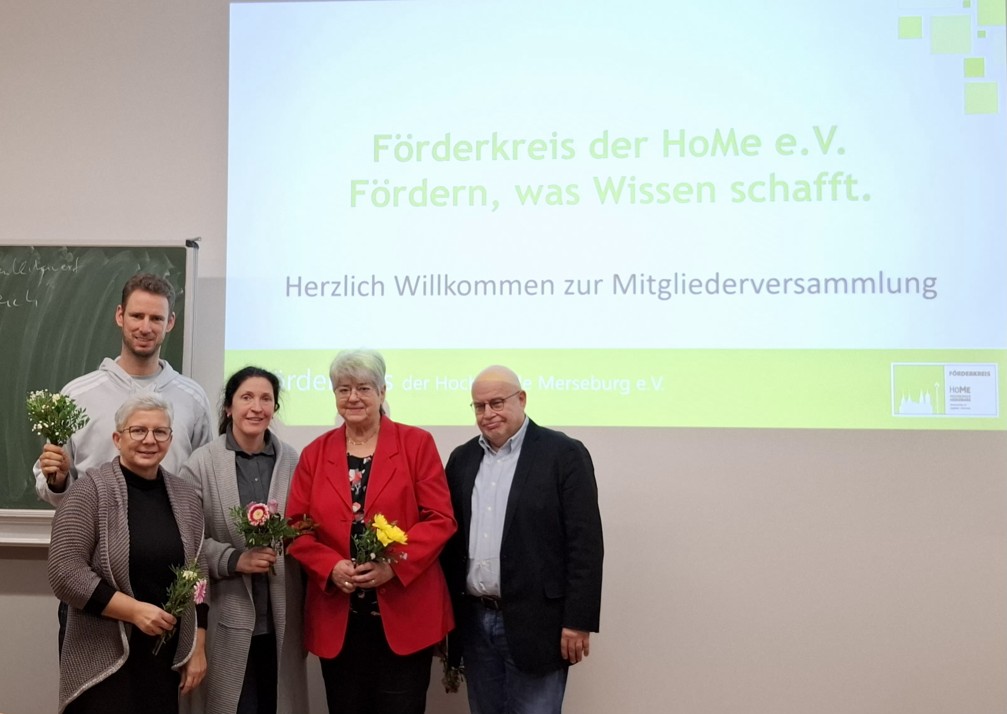 Förderkreis 2025 5 Personen klein, im Hintergrund Präsentation