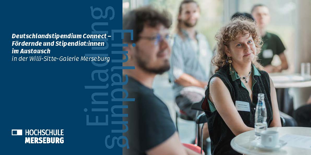 Einladungskarte Deutschlandstipendium Connect Schrift links und Bild rechts, zwei Stipendiat:innen sitzen lächelnd am Tisch in der Sitte Galerie und hören zu