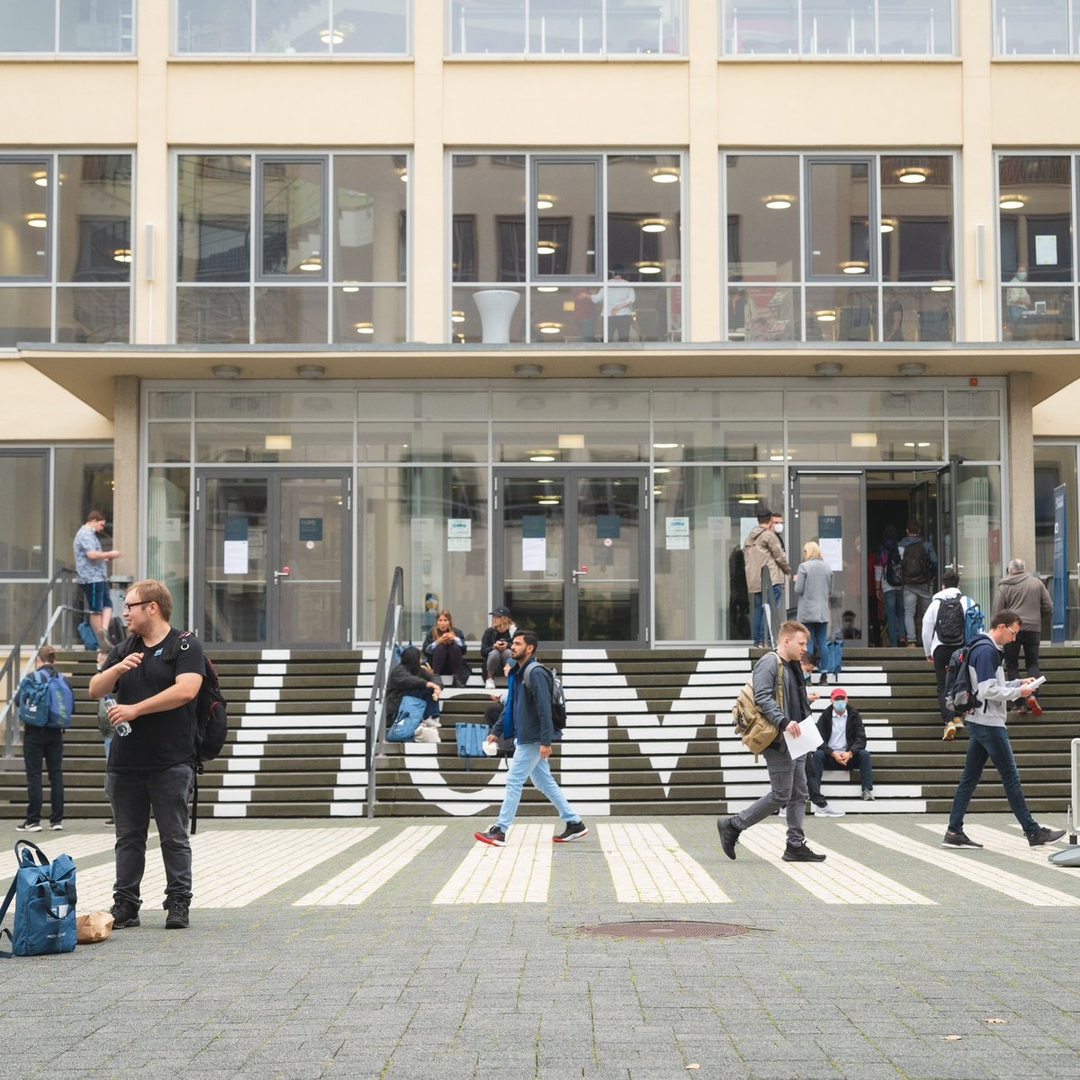 Gruppenbild Studierende Studierendengruppe auf einer Treppe der Hochschule Merseburg