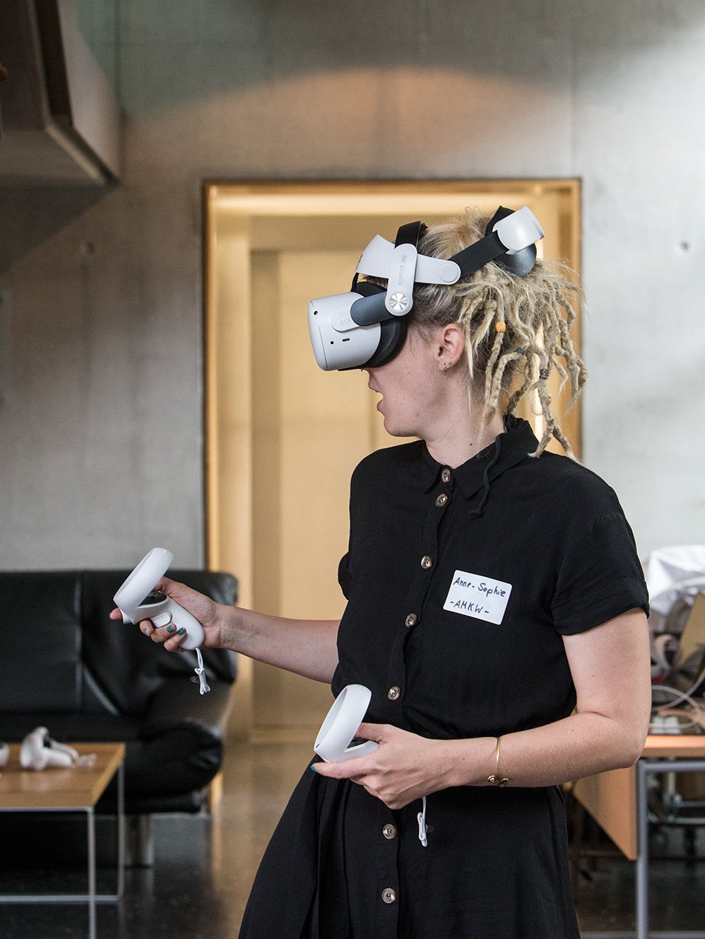 Studentin mit VR-Brille