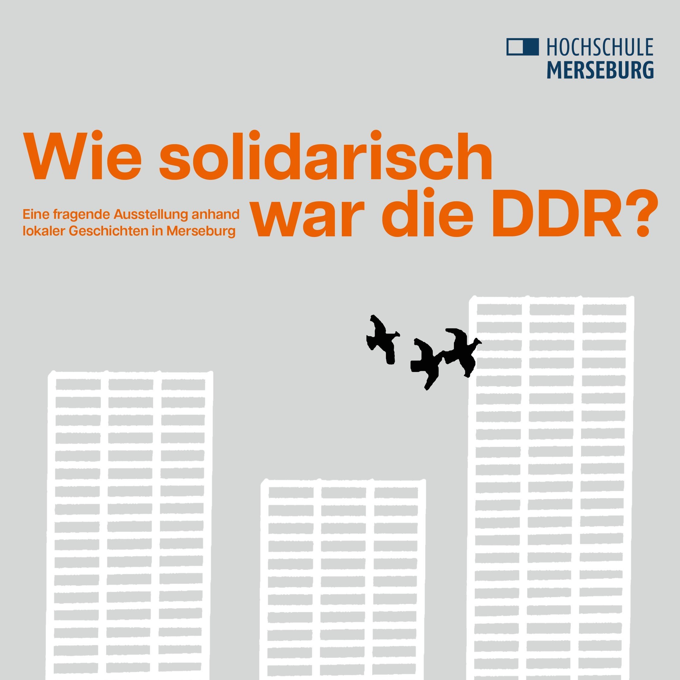 Ausstellungseröffnung: Wie solidarisch war die DDR? weiße Hochhäuser auf grauem Hintergrund