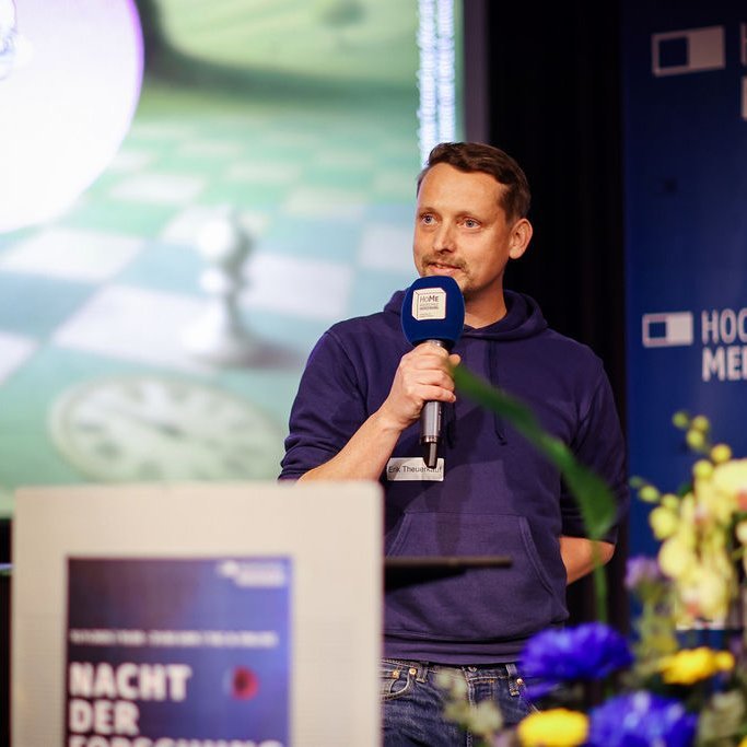 Erik Theuerkauf hält seinen Pitch für den Forschungspreis.