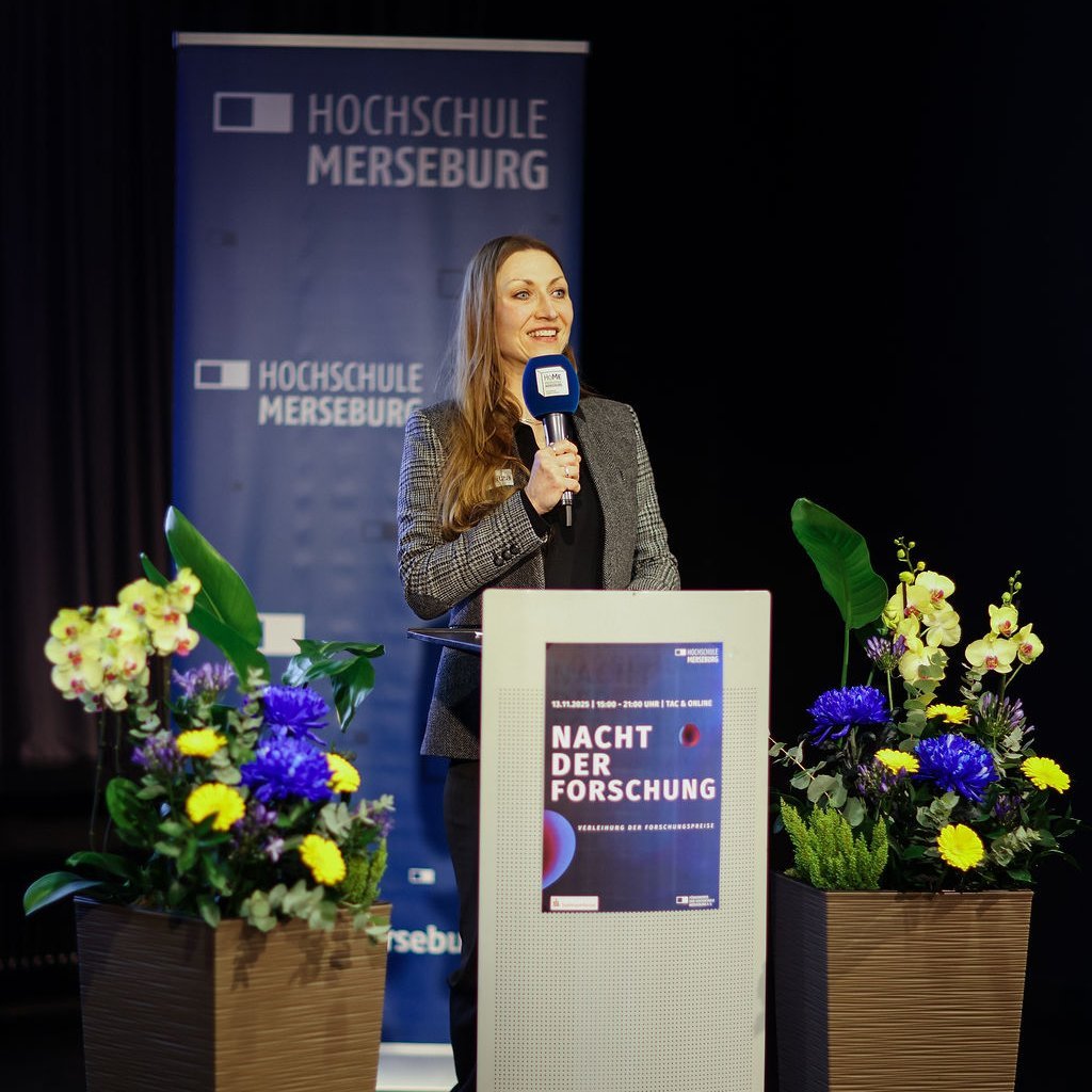 Eva Kubitza hält ihren Pitch für den Forschungspreis.