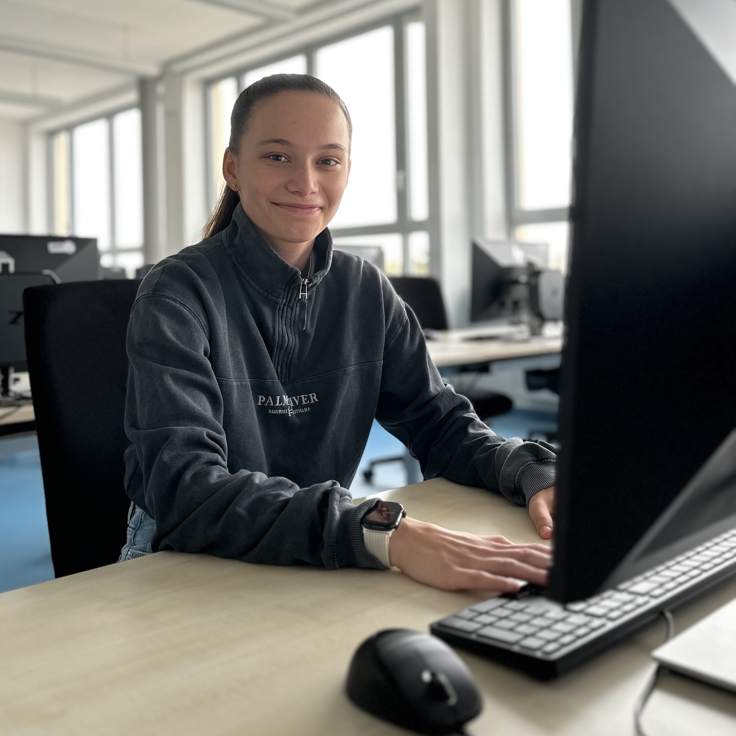 Studierende berichten Eine Person sitzt am Tisch vor einem Bildschirm