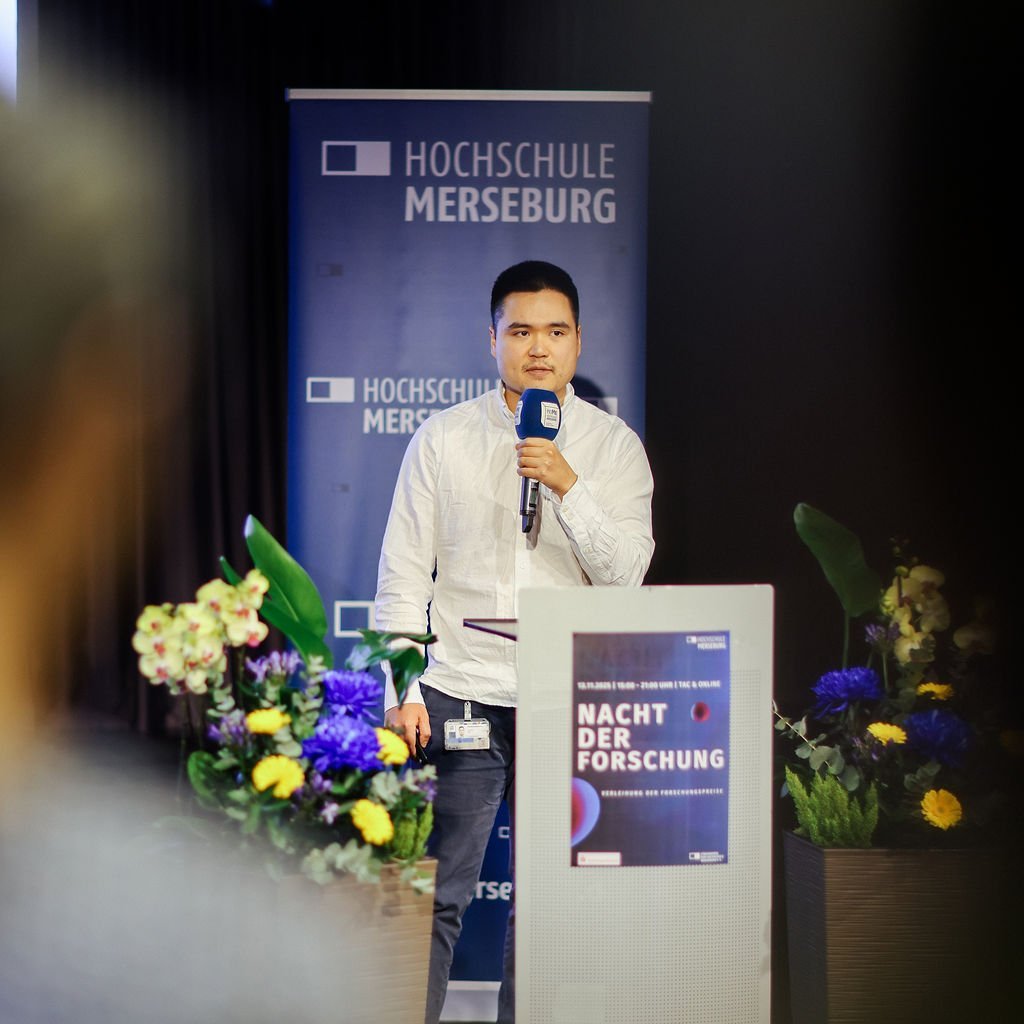 Duc Viet Dao hält seinen Pitch für den Forschungspreis.