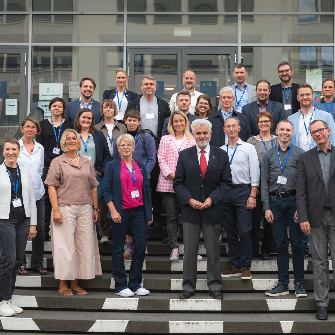 Die neu berufenen Professorinnen und Professoren mit dem Wissenschaftsminister des Landes Sachsen-Anhalt, Prof. Dr. Amrin Willingmann, und Vertreterinnen und Vertretern der vier HAWs Gruppenfoto Neuberufenentreffen