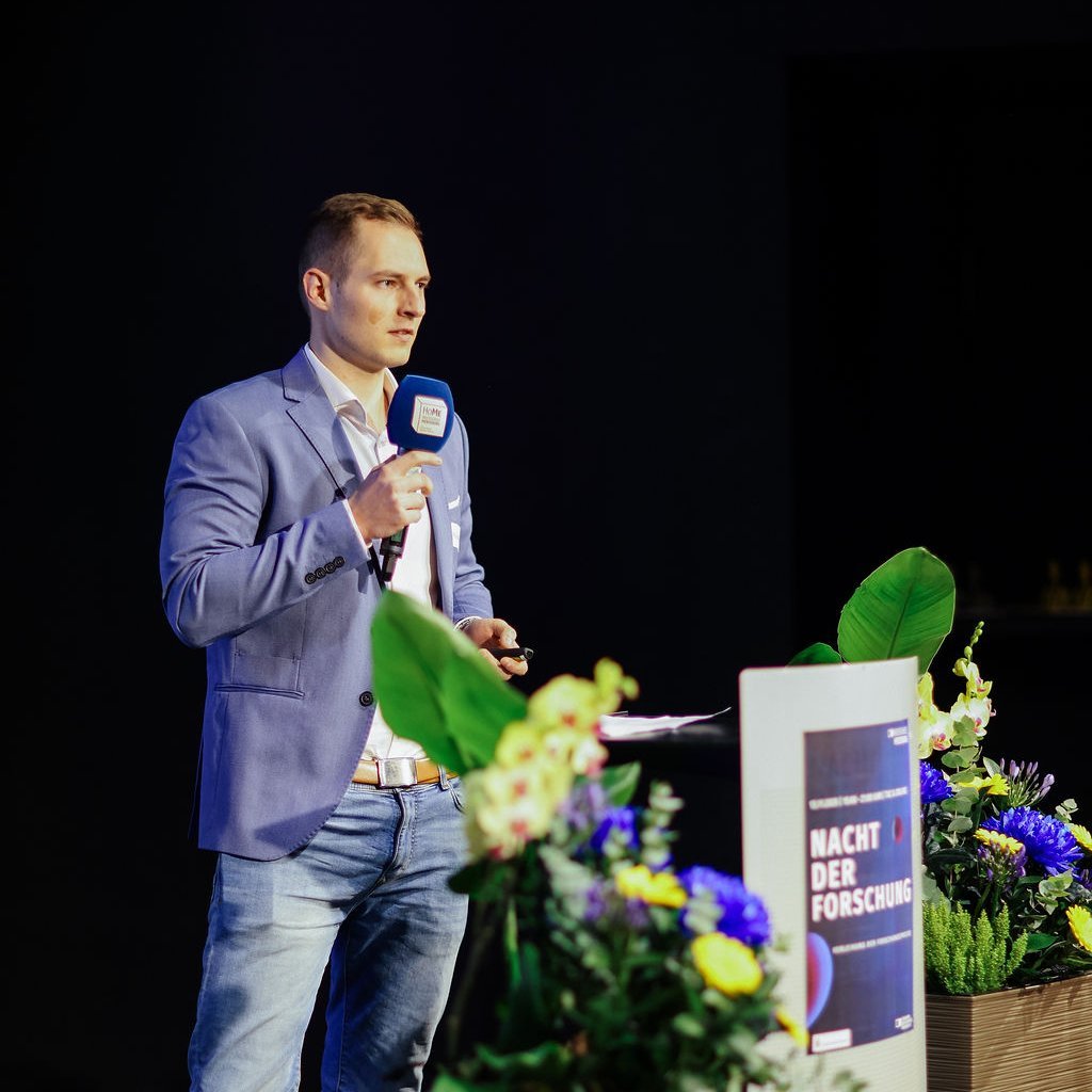 Niclas Buschner hält seinen Pitch für den Forschungspreis.