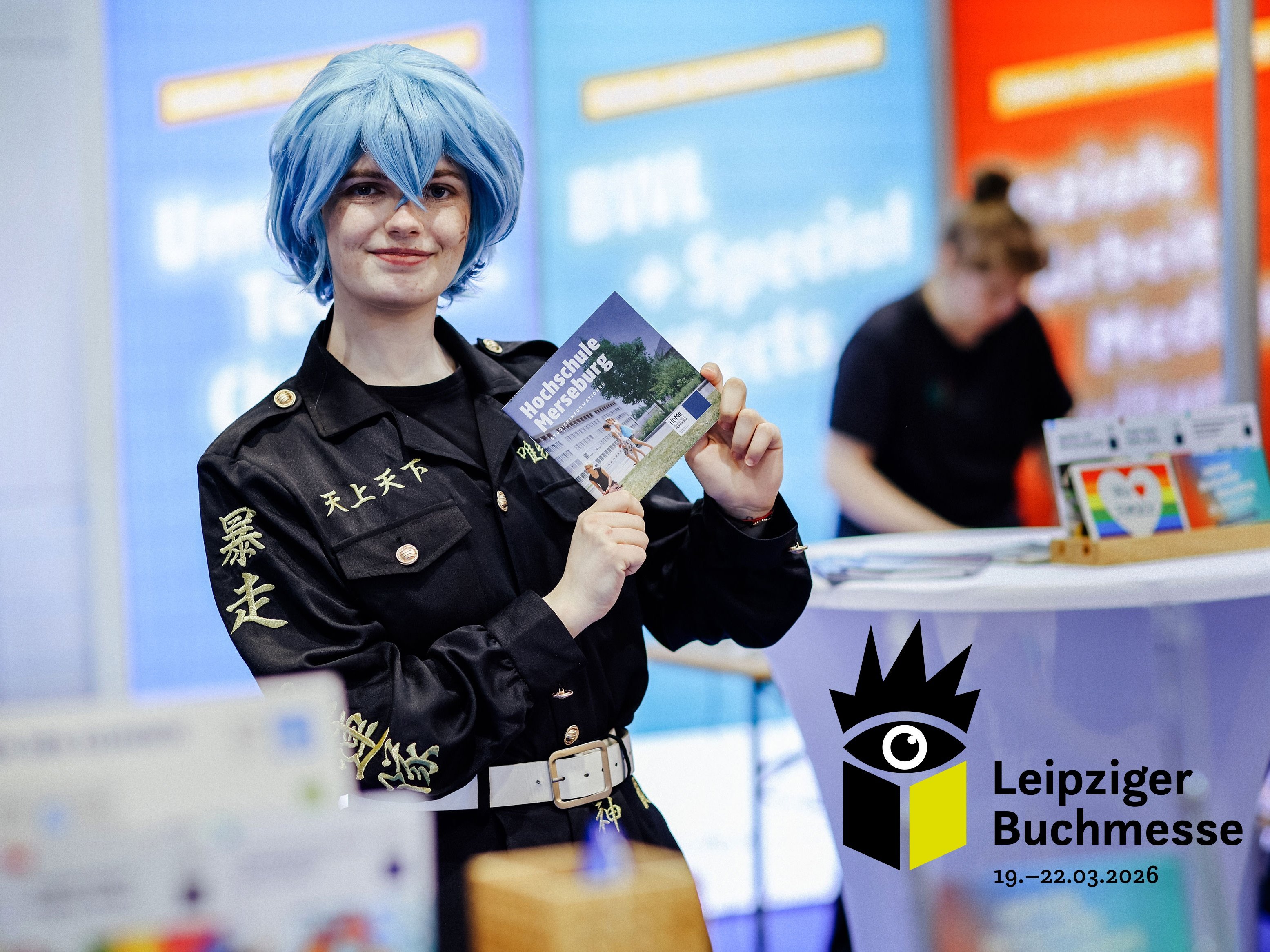 Buchmesse Leipzig Buchmesse Leipzig Person hält Flyer hoch