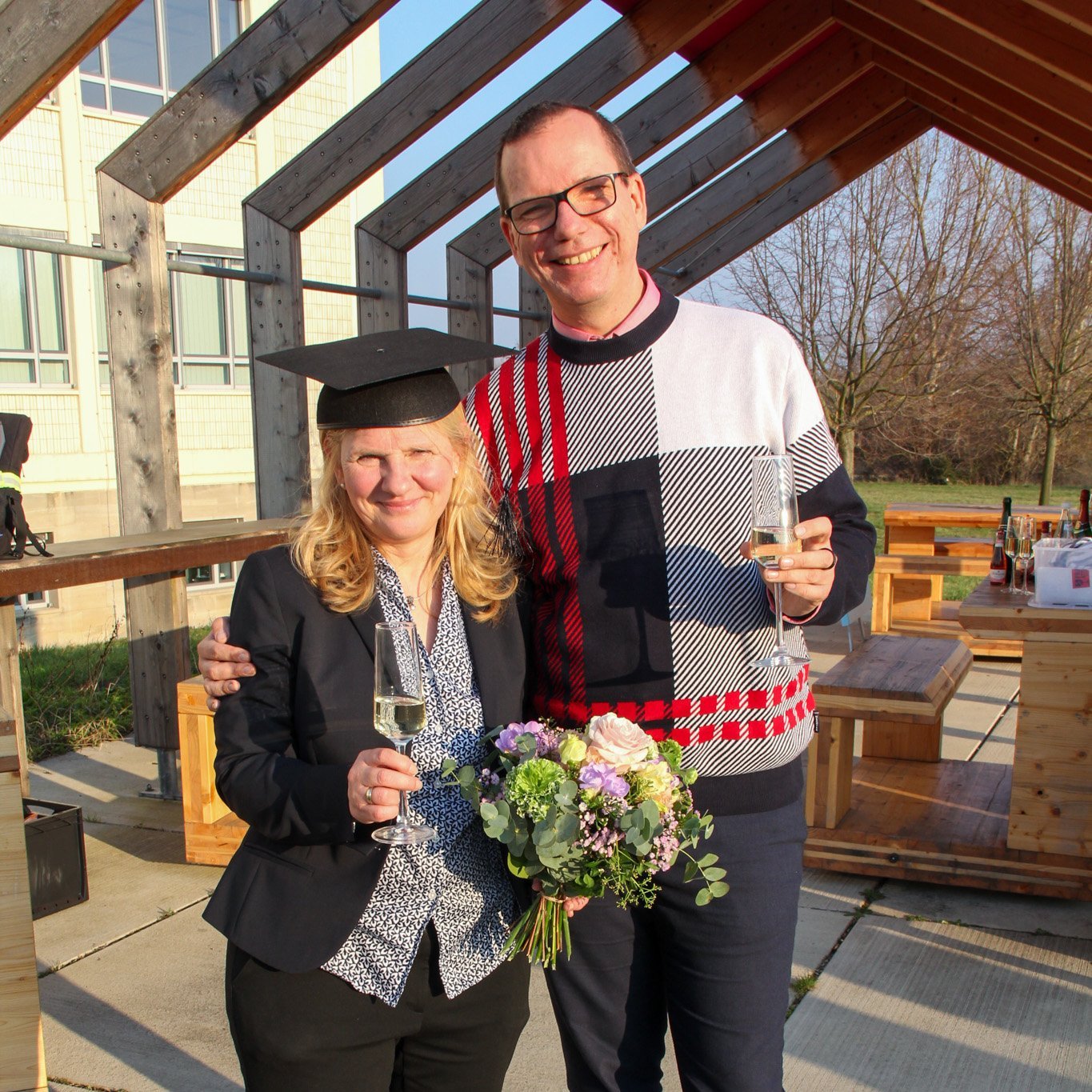 Anja Jonas freut sich zusammen mit Prof. Dr. Heinz-Jürgen Voß über die erfolgreiche Disputation Zwei Personen freuen sich