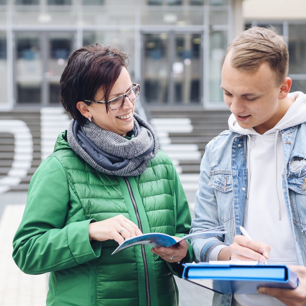 Mutter und Sohn informieren sich auf dem Campus der Hochschule Merseburg