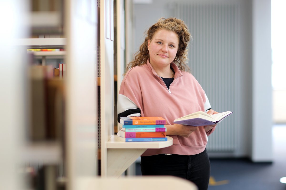 Mitarbeiterin in der Bibliothek