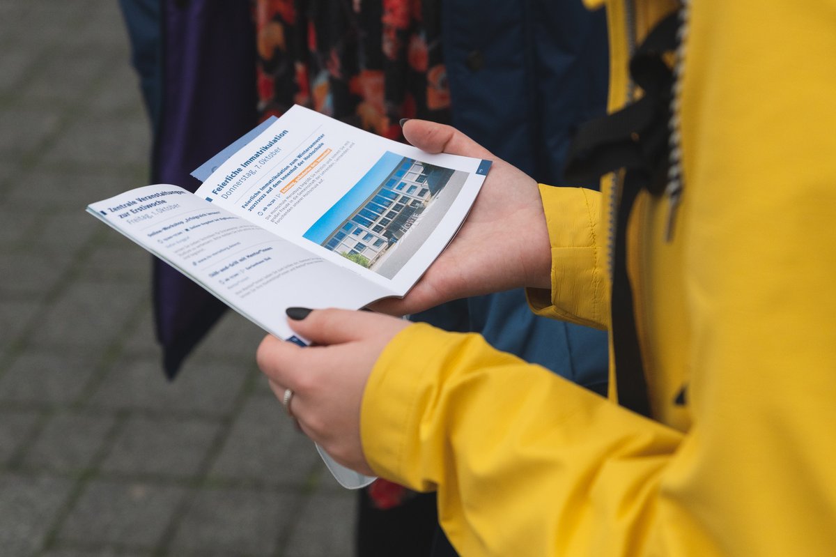 Studentin blättert im Erstiheft