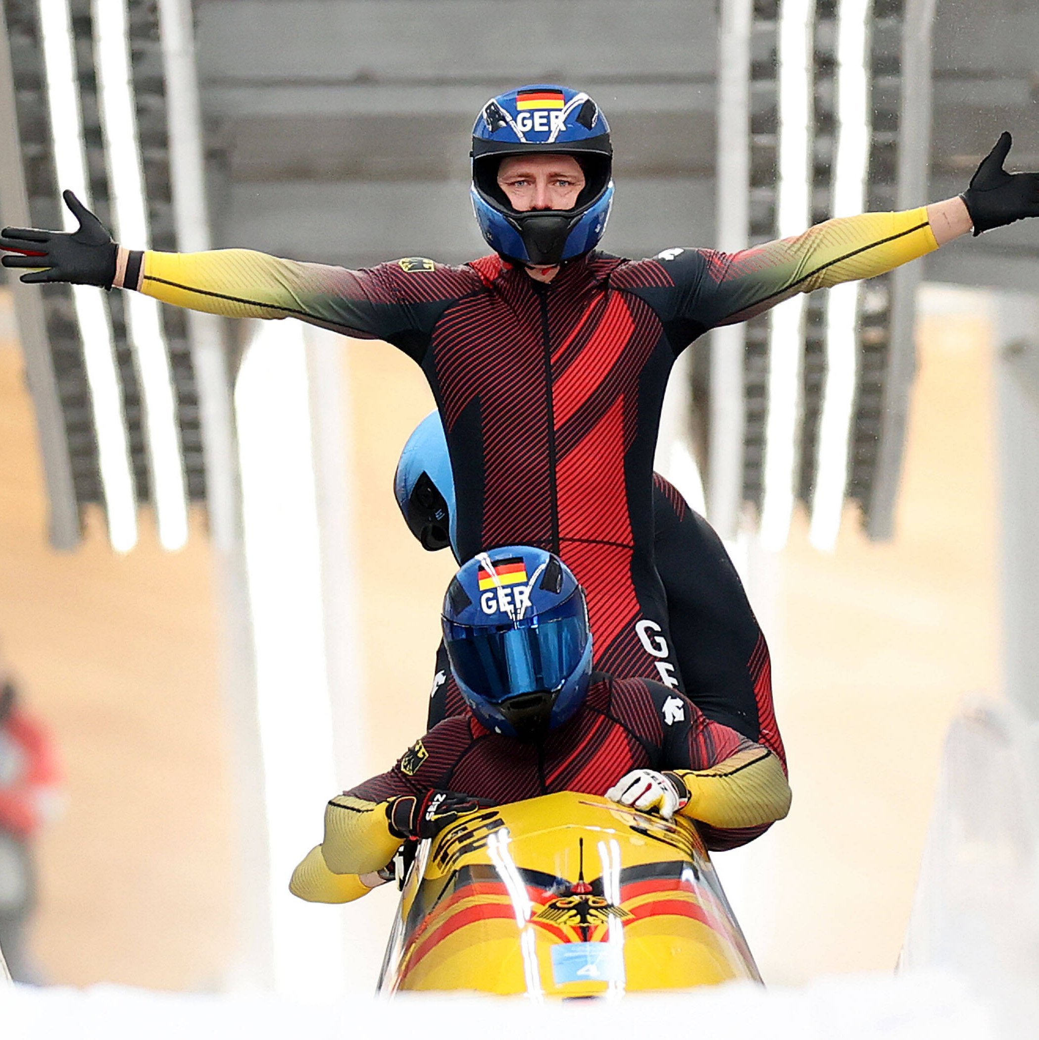 Thorsten Margis gewinnt 5 olympische Goldmedaille Mann jubelt stehend im Bob