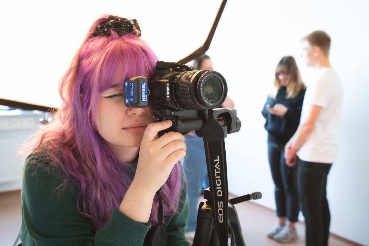 Studentin mit Fotokamera