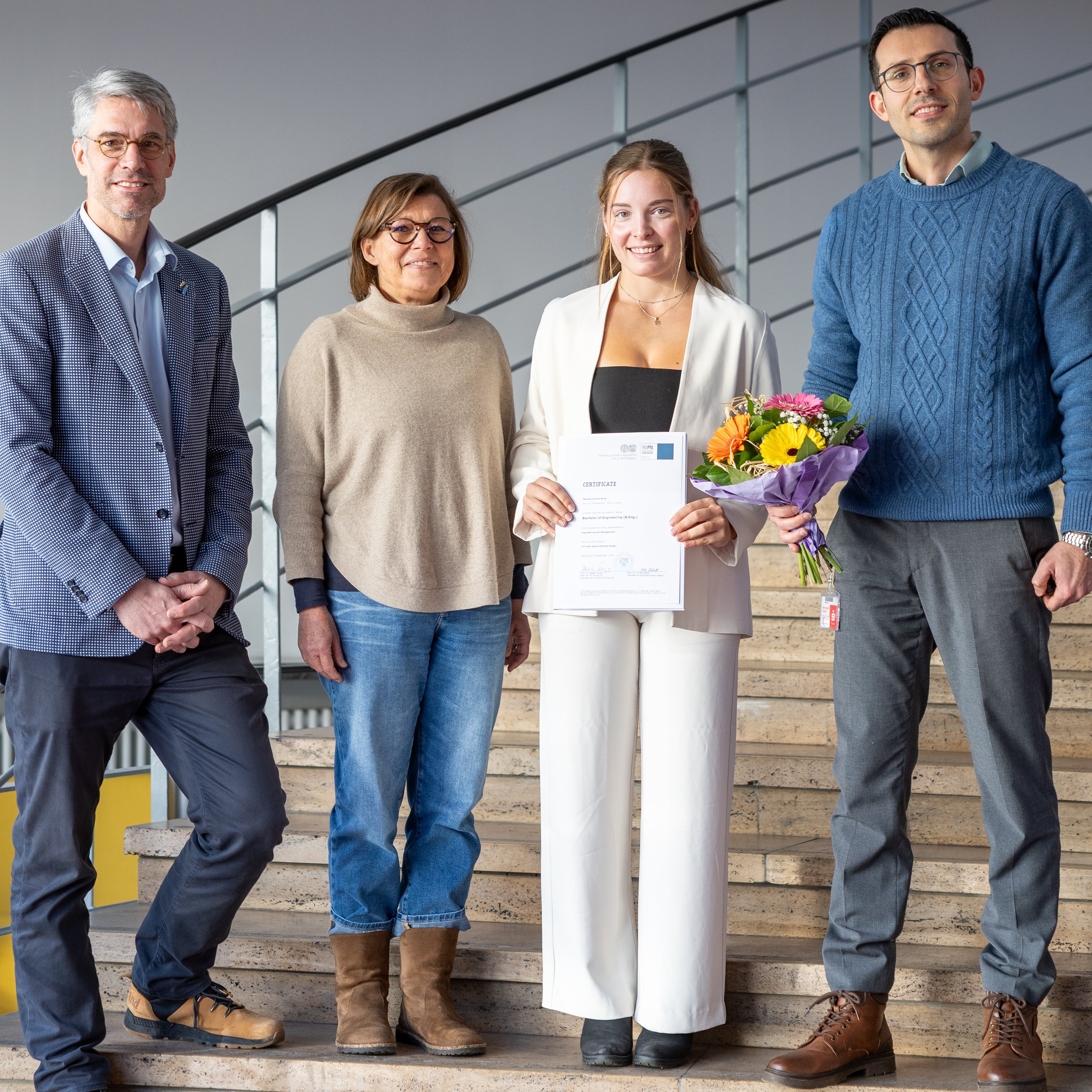 Melanie Wille ist erste Absolventin des Bachelorstudiengang BEM 4 Personen stehen nebeneinander aufgereiht