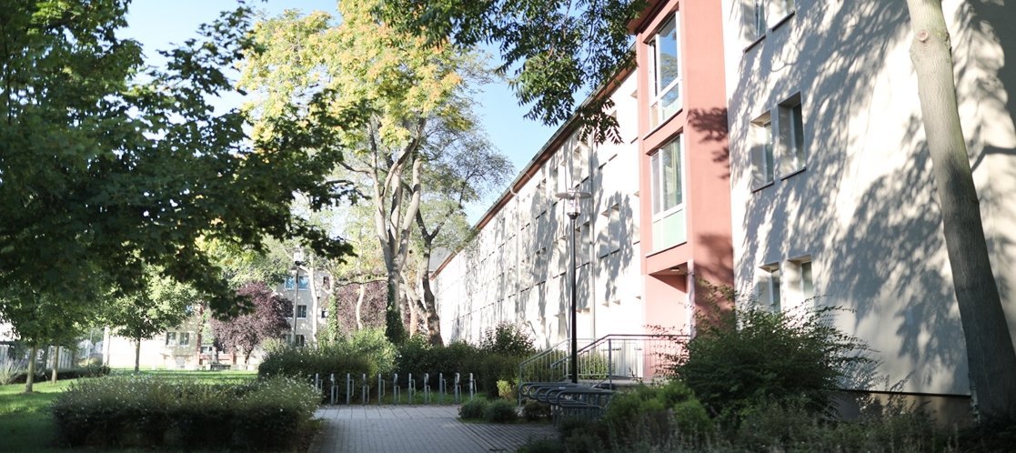 Wohnheim 1 Gebäude Aussenansicht Aussenansicht eines Gebäudes mit Bäumen in der Sonne