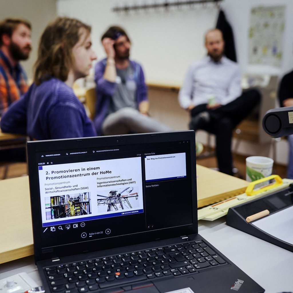 Ein Laptop wird gezeigt.