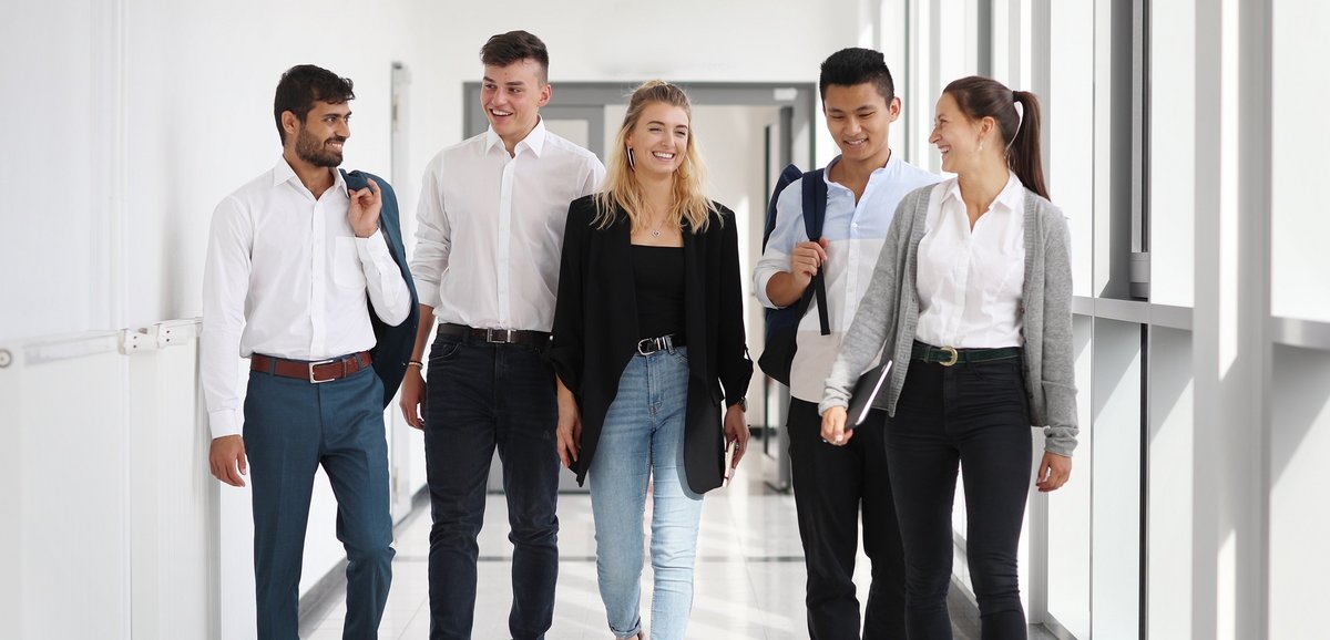 Studierende auf dem Weg zur Vorlesung