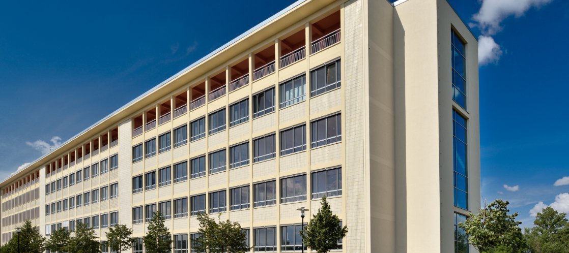 Hauptgebäude Hauptgebäude der Hochschule Merseburg mit blauen Hintergrund