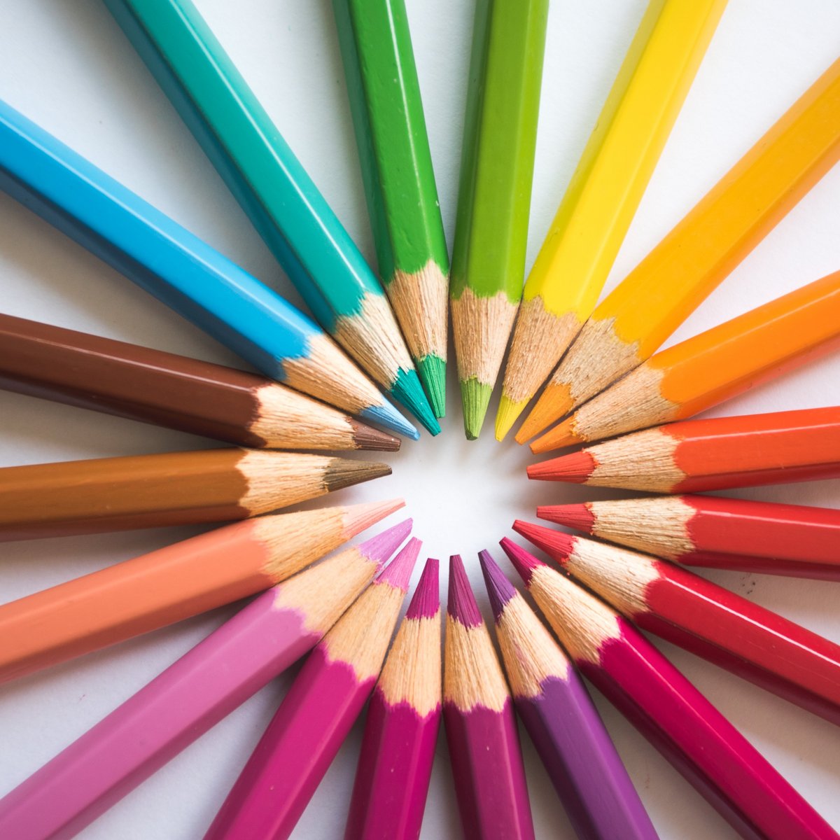 Bunte Stifte Bunte Stifte die in einem Kreis mit der Spitze in die Mitte zusammengelegt sind