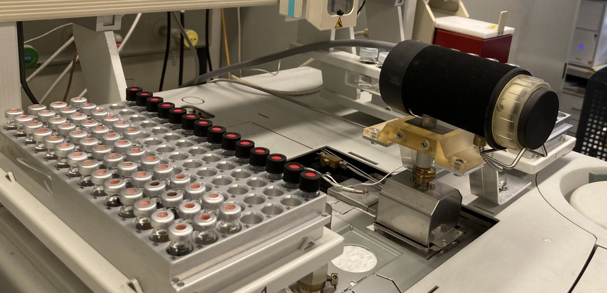 Gaschromatograph (GC) / Massenspektrometer (MS). Das Diagramm zeigt ein Totalionenchromatogramm eines Klärwasserextraktes mit zugesetztem Diclofenac