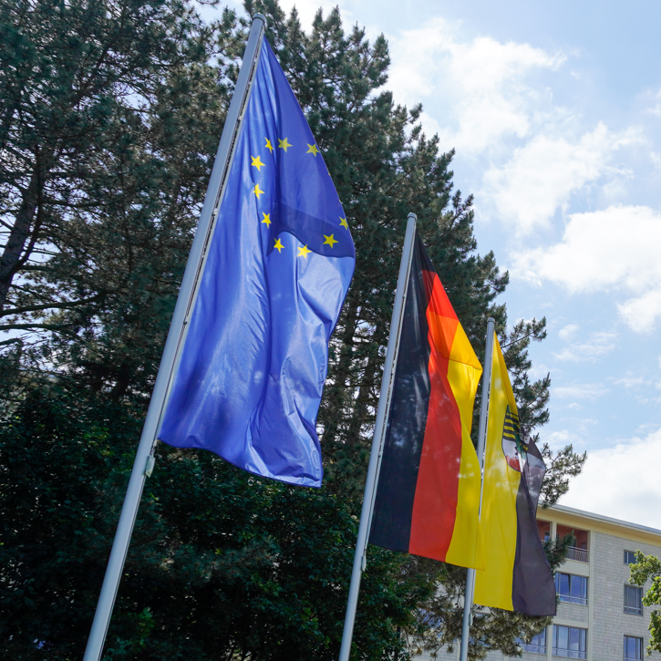Drei Flaggen wehen im Wind