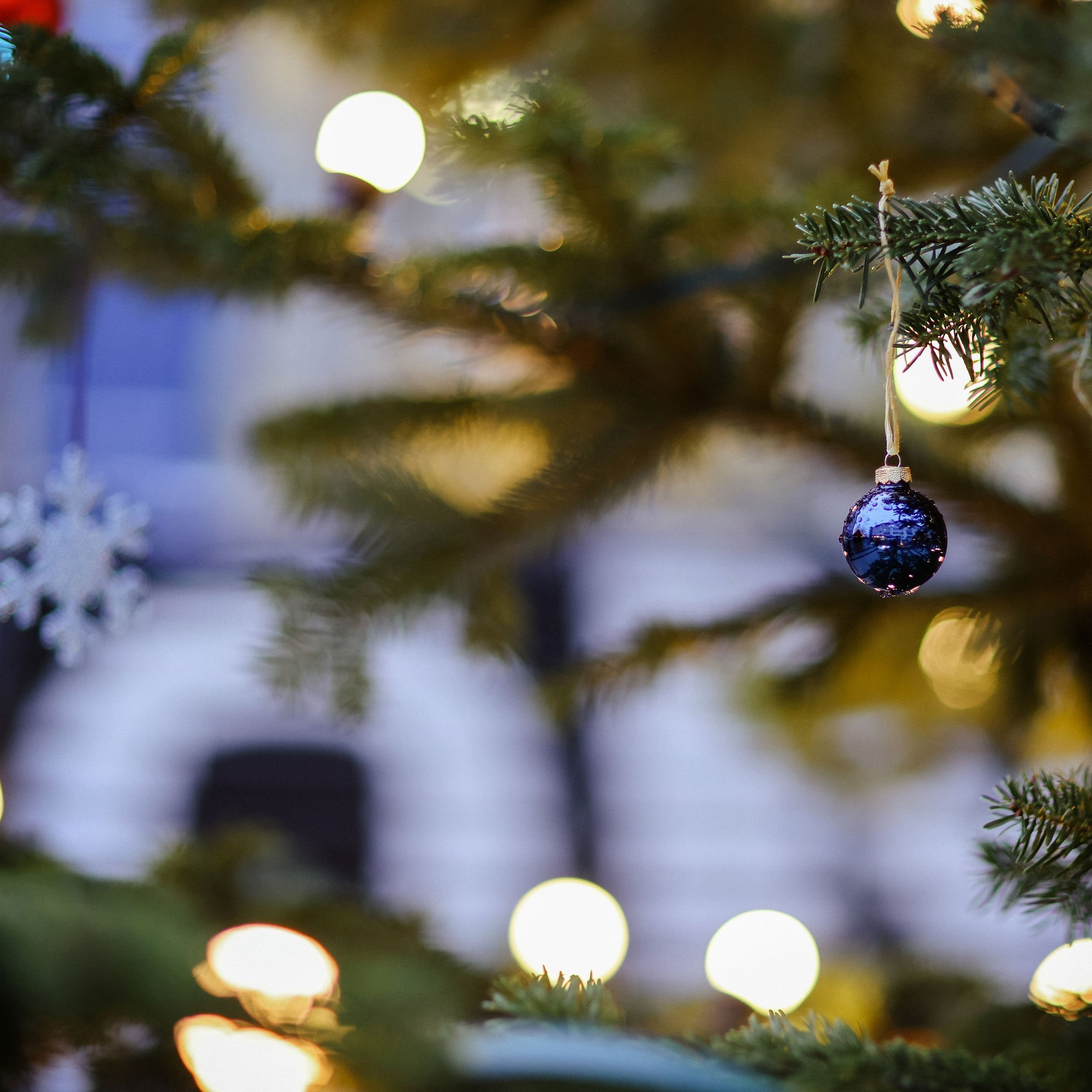 Weihnachtsgrüße 2026 Tannenzweige mit Kugeln und Lichtern