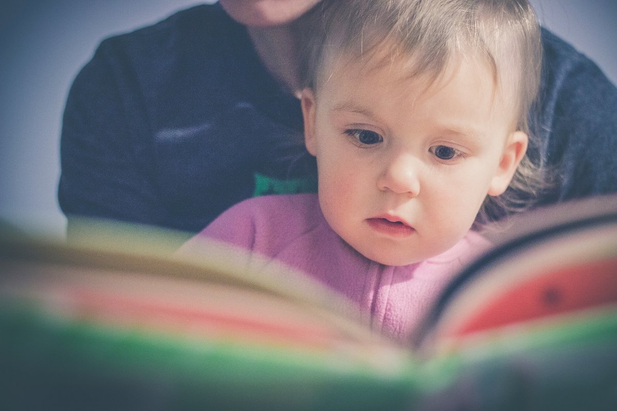 Zwei Menschen lesen ein Buch