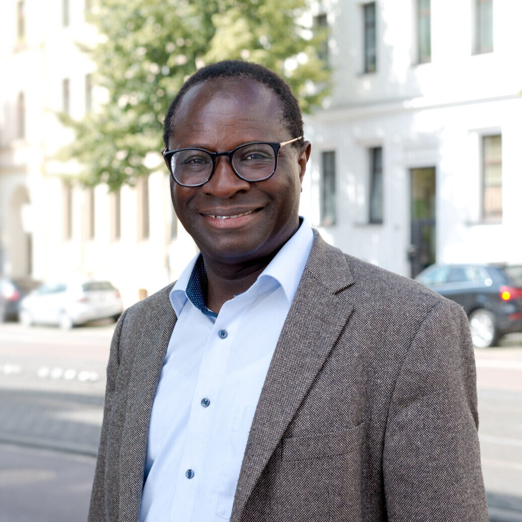 Prof. Dr. Karamba Diaby hat zum Wintersemester 2026/27 die Honorarprofessur für Demokratiebildung und Interkulturelle Kommunikation an der Hochschule Merseburg übernommen Portraitfoto Karamba Diaby