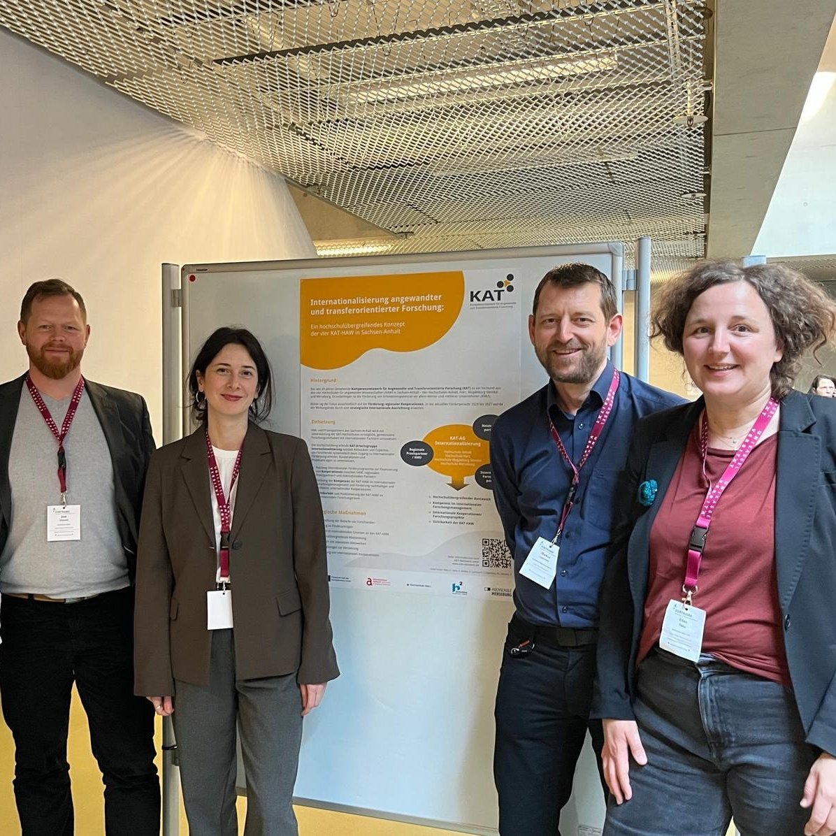 Das Foto zeigt 5 Mitarbeiter im KAT auf der Jahrestagung FORTRAMA.